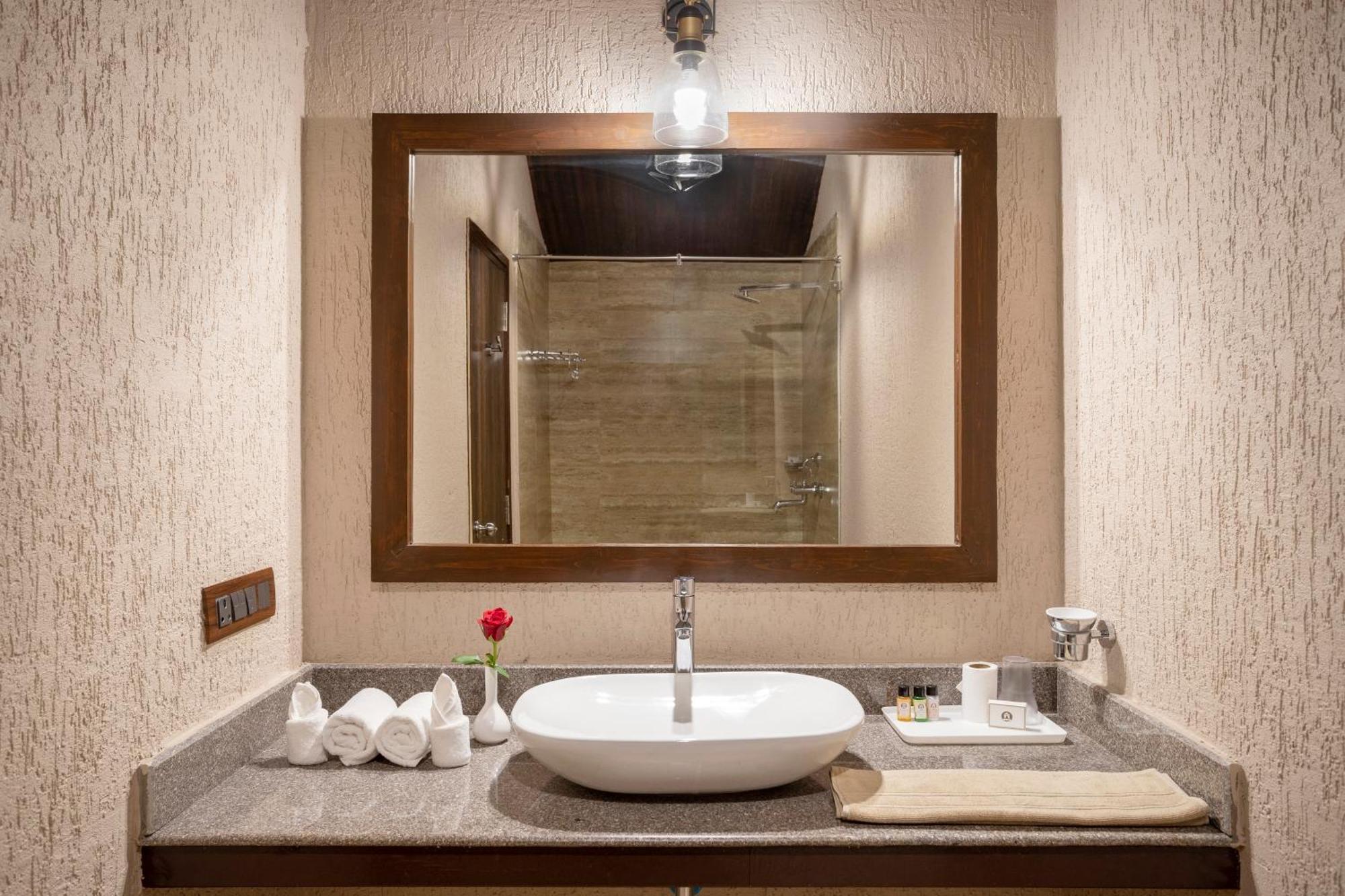 Stone Wood Premier Gokarna Hotel Gokarna  Kültér fotó
